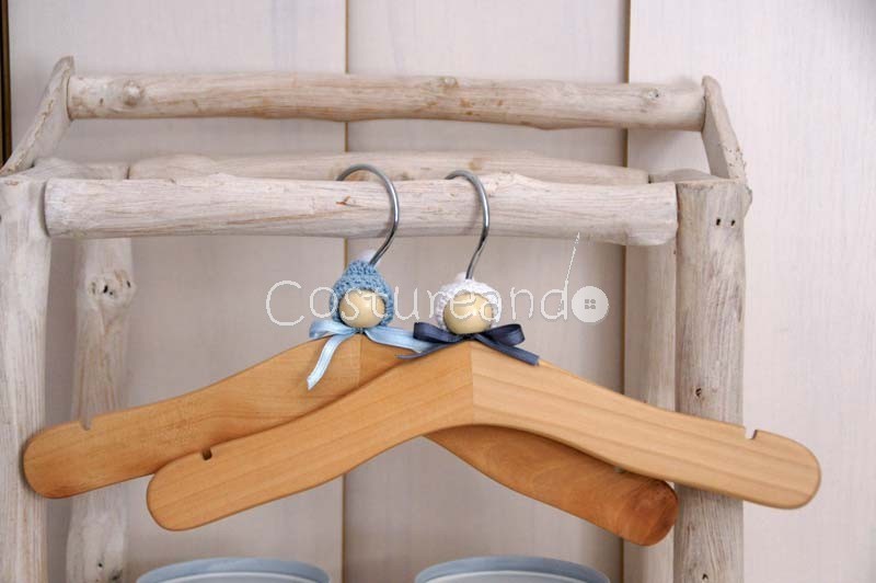 WOODEN HANGER BLUE HAT